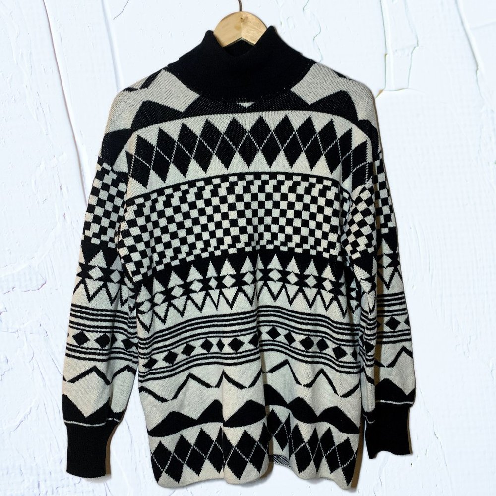[Like New] Urban Outfitter B&W Pattern Sweater
